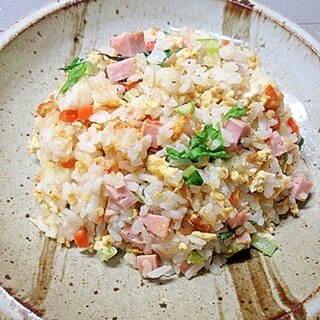 具材がたっぷり！セロリと新生姜のチャーハン♪